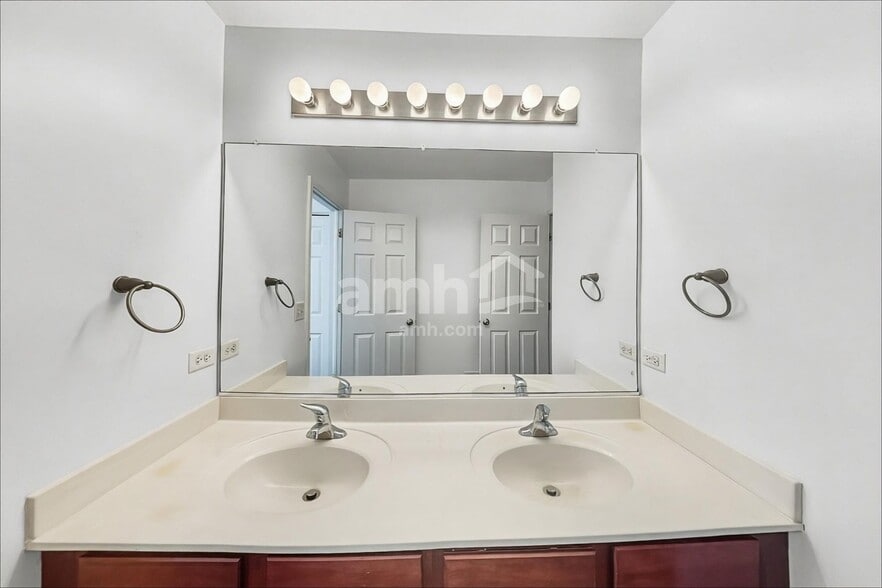 Building Photo - 6408 Roth Dr
