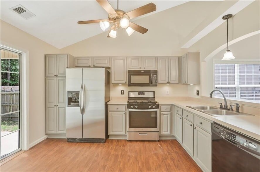 Building Photo - 328 White Oak Way