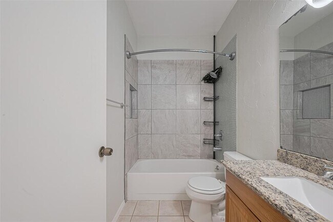 Building Photo - 2025 Augusta Dr