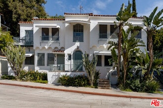 Building Photo - 2166 Beachwood Terrace