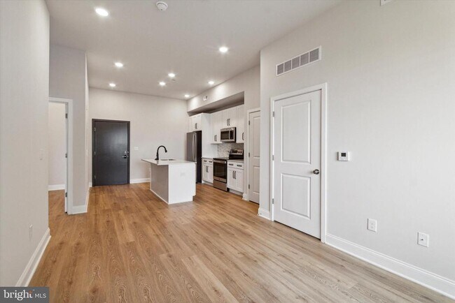 Building Photo - 2143 E Lehigh Ave