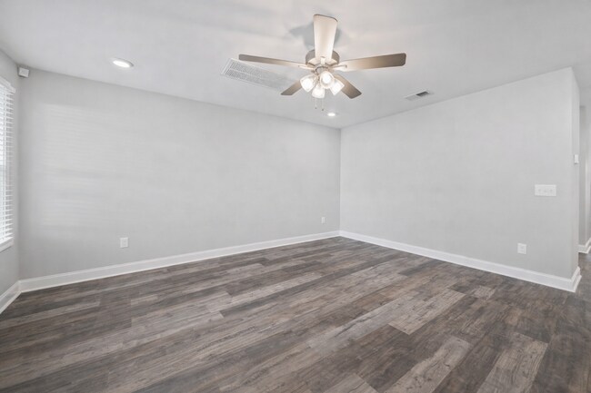 Building Photo - Pet Friendly Three Bedroom!
