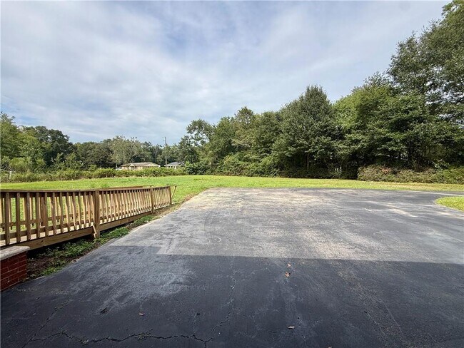 Building Photo - 5520 Helen Dr