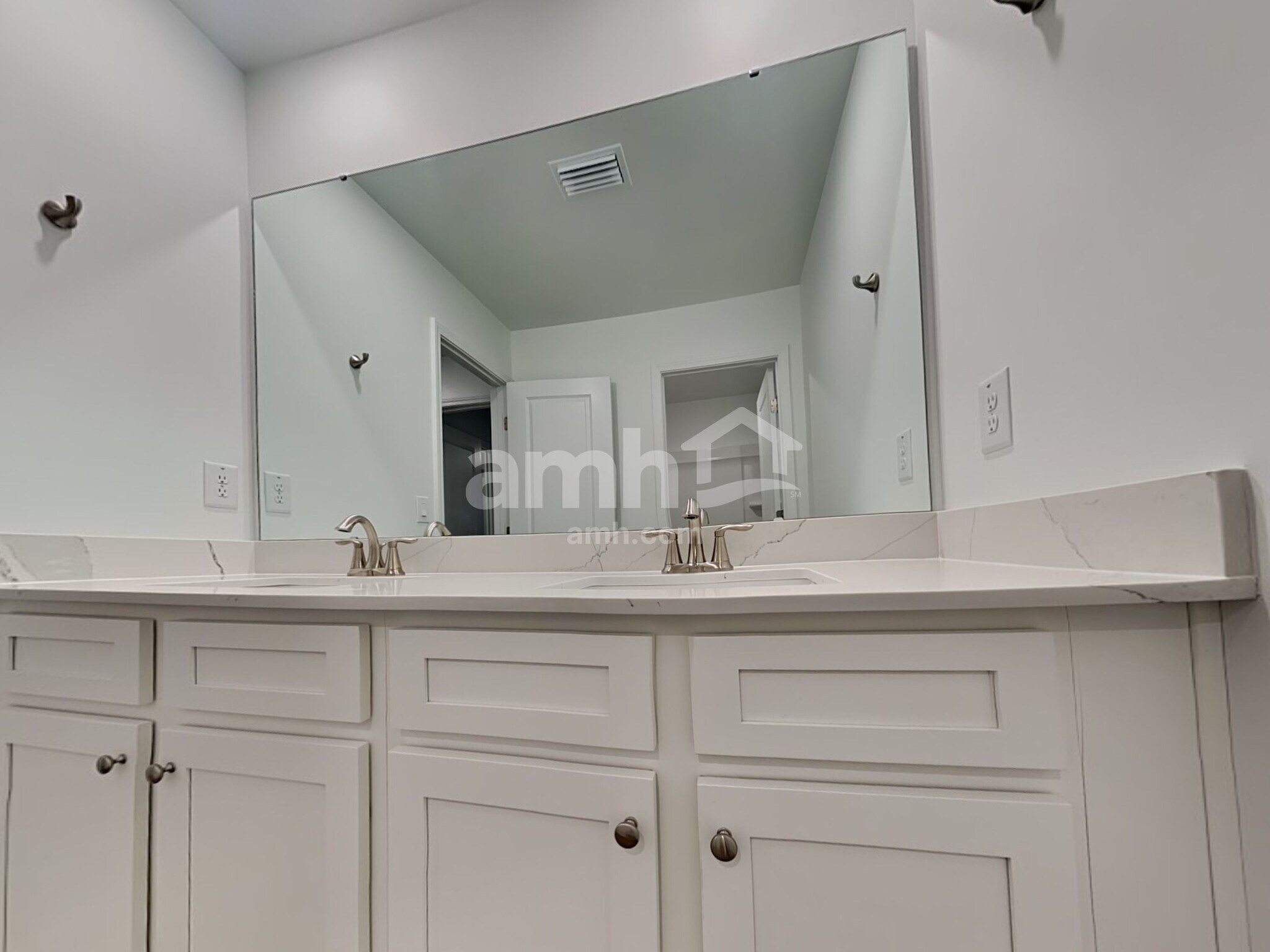 Building Photo - 5500 Front St