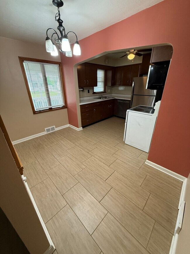 Building Photo - Struthers , 3 bedroom home with full basement and garage.