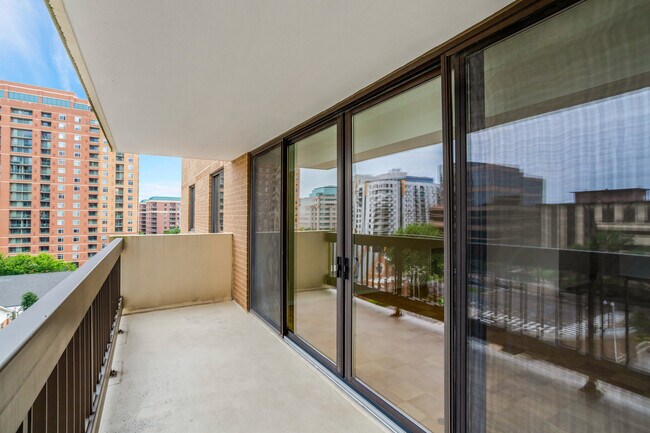 Building Photo - 3800 Fairfax Dr