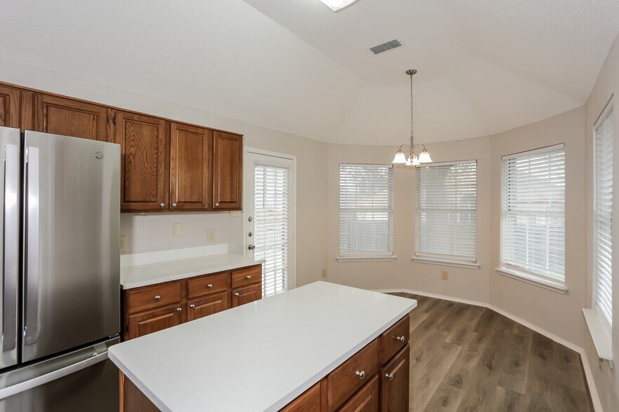 Building Photo - 712 Stain Glass Dr