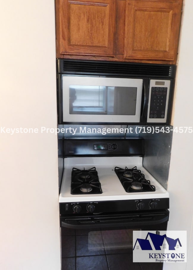 Building Photo - Centrally Located - 3 Bedroom/1.5 Bath Hou...
