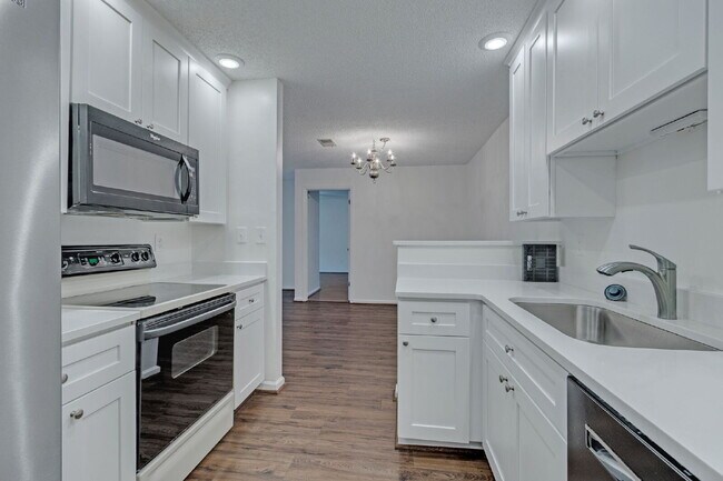 Building Photo - Welcome to Parkview Condos! This beautiful...