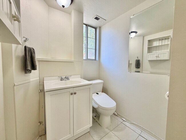 Building Photo - 717 E Hundley Hvn Cir