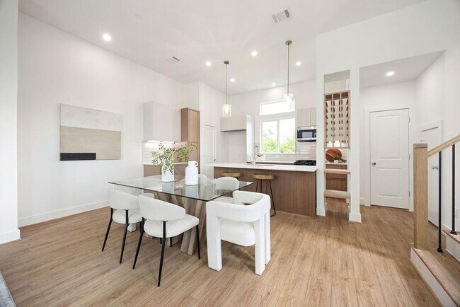 Building Photo - 1739 Mary St