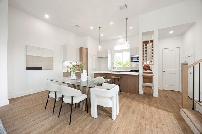 Building Photo - 2121b Hoskins Dr