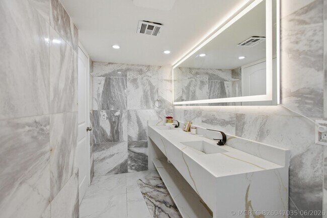 Building Photo - 2101 S Ocean Dr