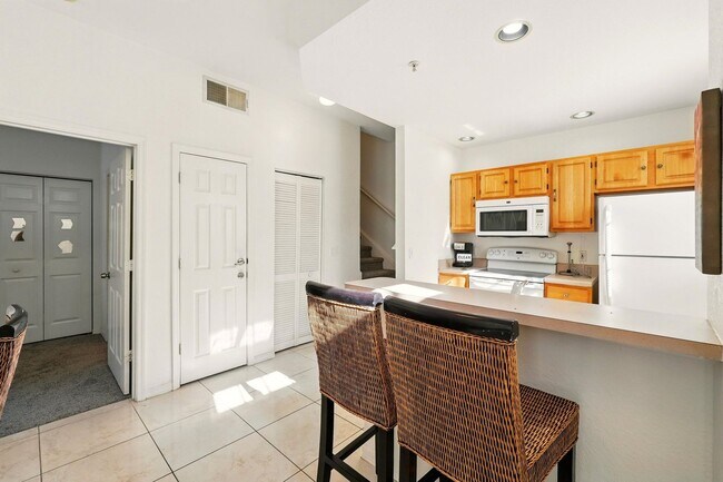 Building Photo - Charming and Spacious 4-Bedroom, 3-Bathroom Fully Furnished Townhome  in the Sought-After Venetia...