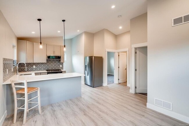 Building Photo - Modern 2 Bed/1 Bath in the Heart of Tennyson! AVAILABLE 5/1!