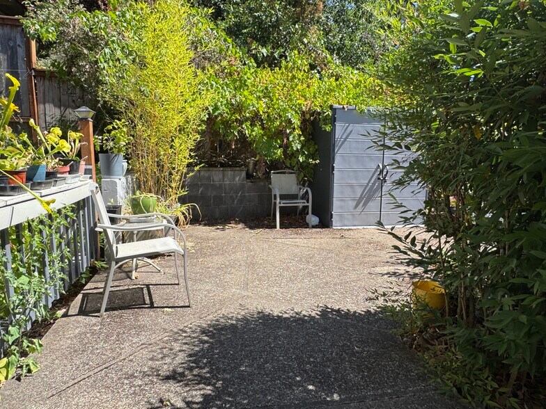 Building Photo - 3354 NW Crest Dr