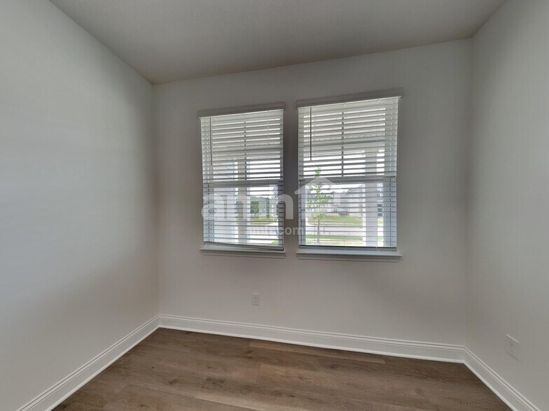 Building Photo - 400 Golden Maple Pl