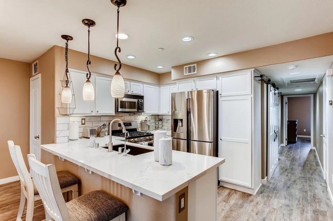 Building Photo - Furnished large and modern condo
