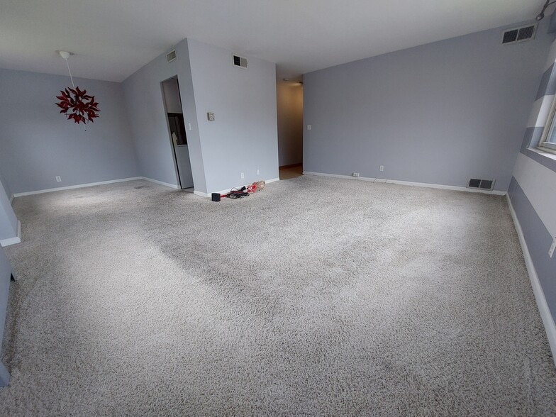 Building Photo - 11850 Edgewater Dr