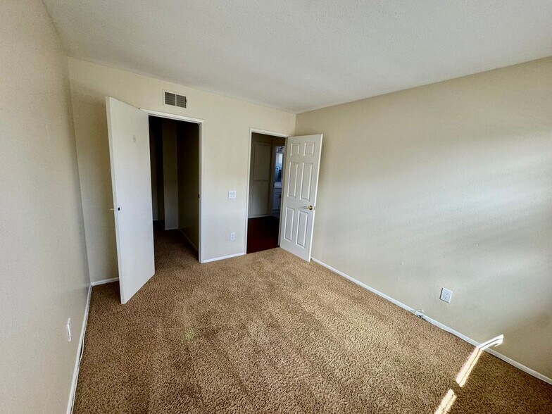 Building Photo - 4638 Via Vista Cir