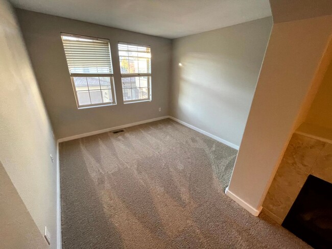 Building Photo - Cute Townhome In Stapleton! Master Suite! ...