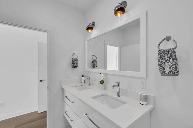 Building Photo - Modern 4-Bed Townhouse in Ridgedale – Minu...