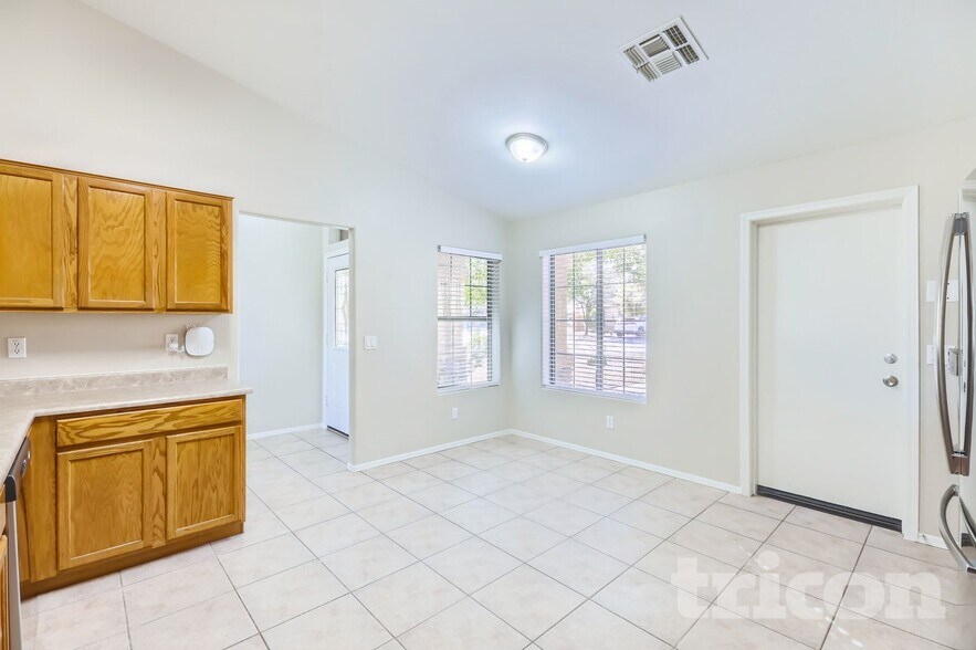 Building Photo - 2601 S 79th Dr