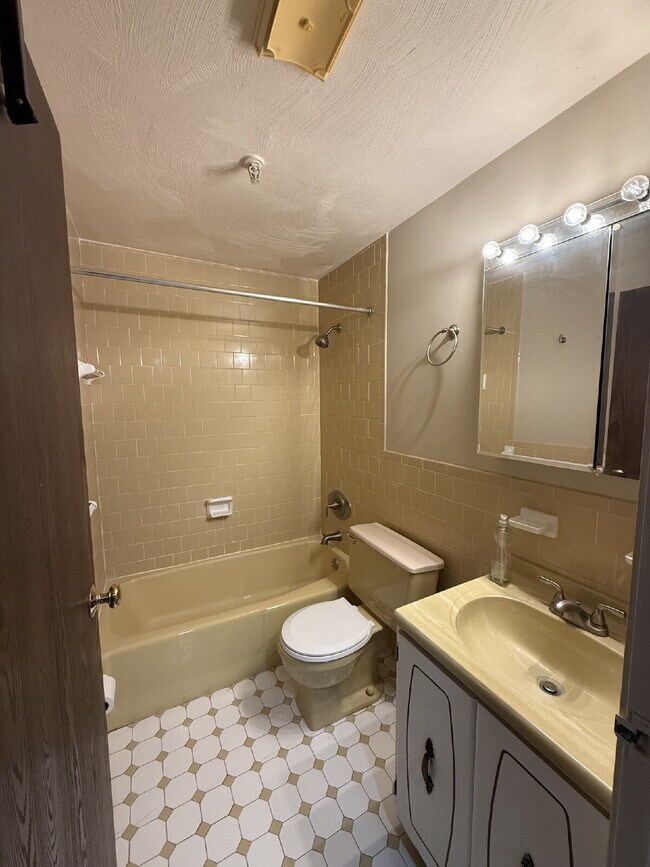 Building Photo - Modern & furnished studio unit available NOW!