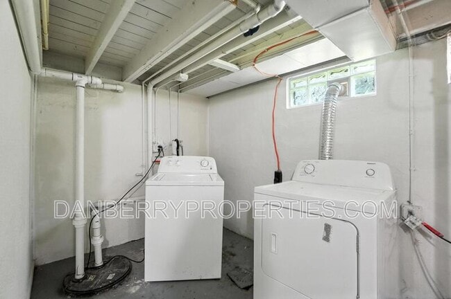 Building Photo - 822 Searles Rd