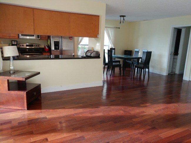 Living Roon - 21367 Chinaberry Dr