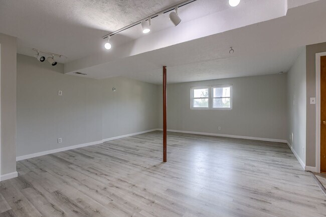 Building Photo - Must See Updated Bellevue Home!!