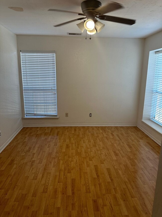 Building Photo - ONE BEDROOM, one bath! Condo by ACU!