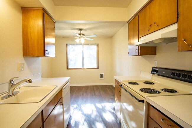 Building Photo - Spacious 2-Bed/2-Bath with Patio in Cedar Hills!!