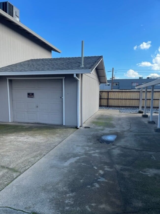 Building Photo - 2 Bedroom in Anderson with yard and garage!