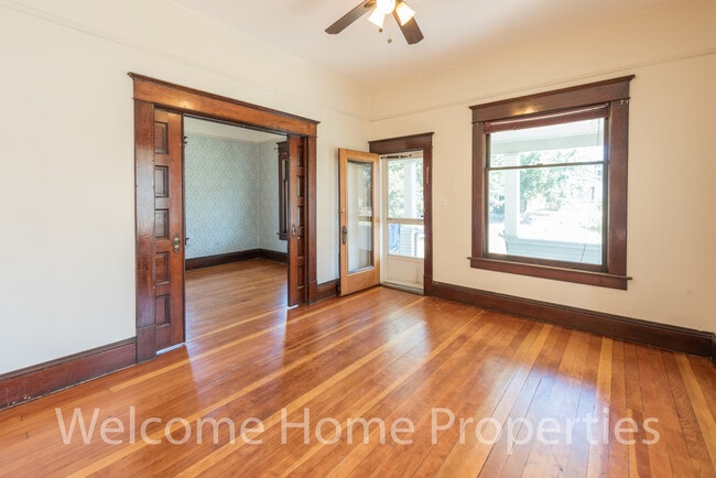 Building Photo - Classic 2 Bedroom Home with Tall Ceilings