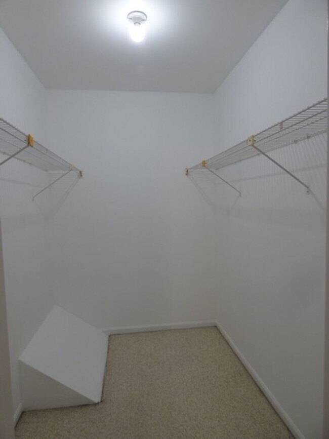 Building Photo - Beautiful 2 bd 1 1/2 ba as soon as July 1 move-in. Great Vernon Hills location!