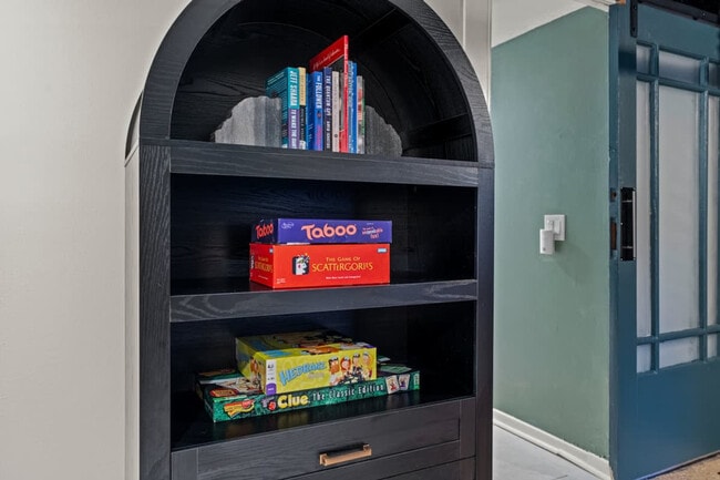 Building Photo - 2850 Hazel Ave