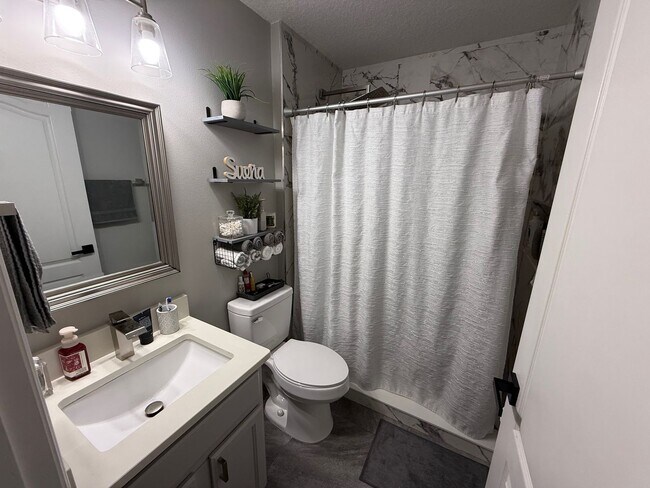 Building Photo - 4/2 Remodeled Groveland Home