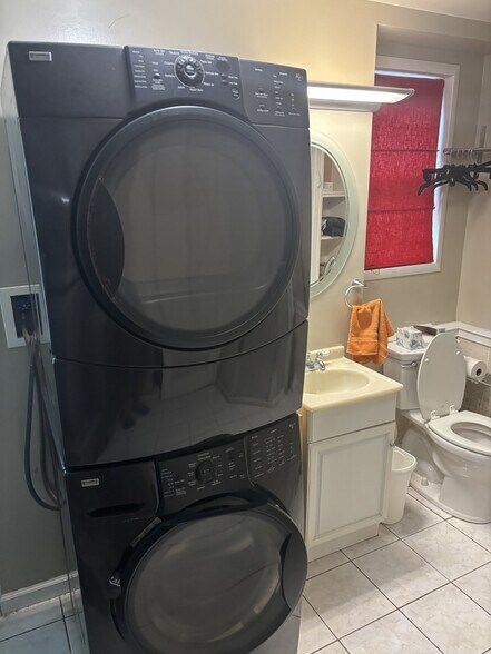 Lower bath and laundry - 611 Pin Oak Rd