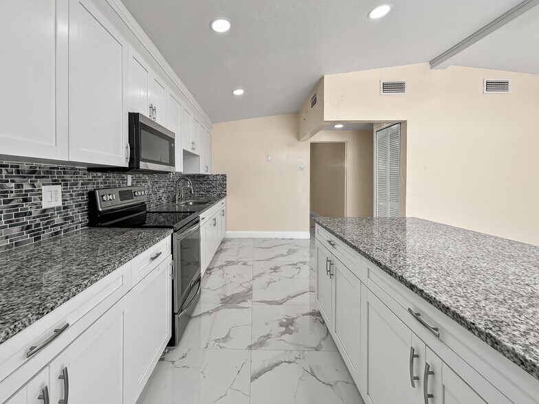 Building Photo - 3675 Prudence Dr