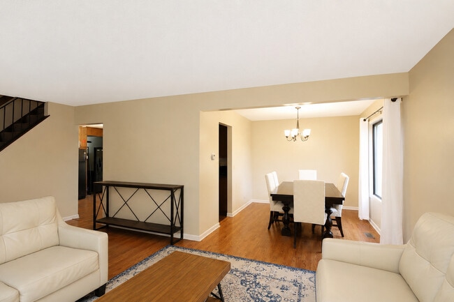 Building Photo - 982 Valleyview Dr