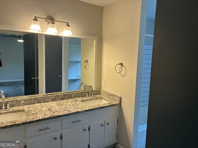 Building Photo - 6322 W Fayetteville Rd