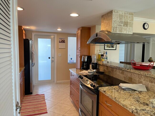 Building Photo - 300 E Royal Palm Rd