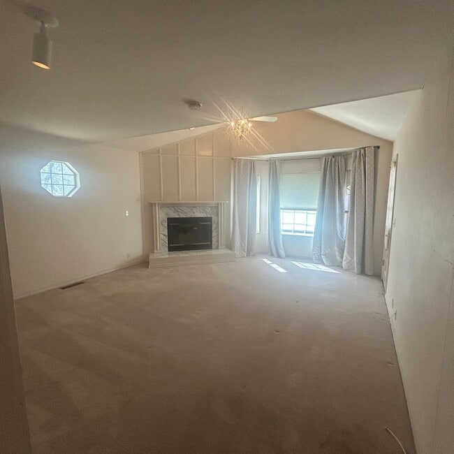 Building Photo - Beautiful Lake Wildwood Home with private back yard.