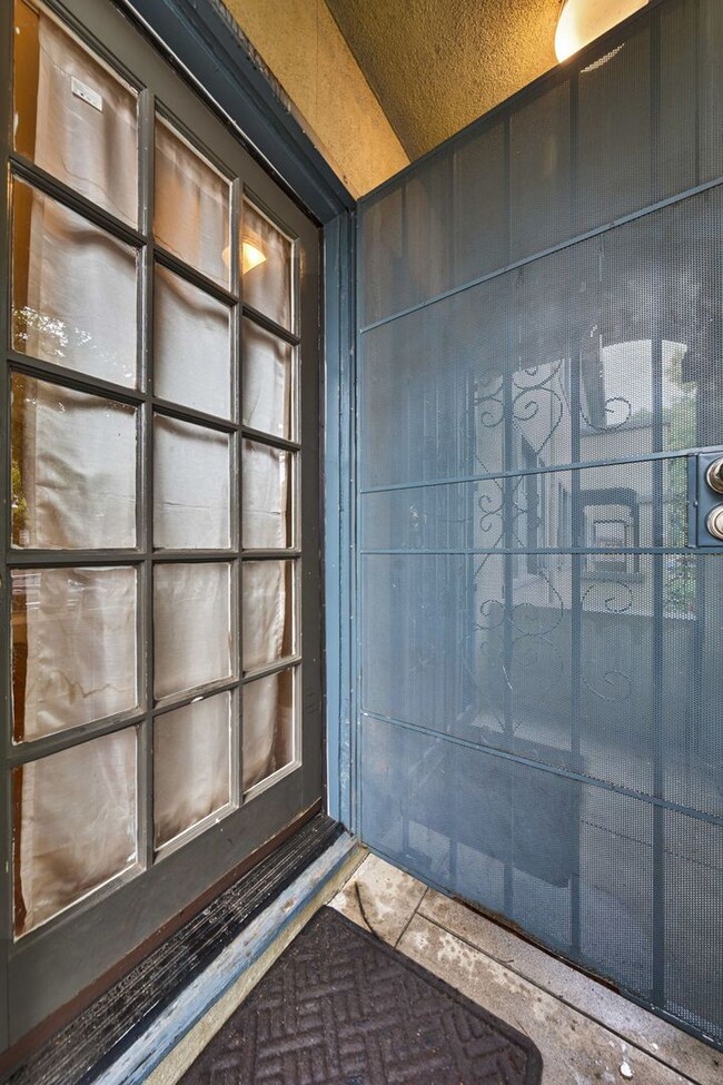 Building Photo - Charming Midtown 1-Bedroom Apartment with ...