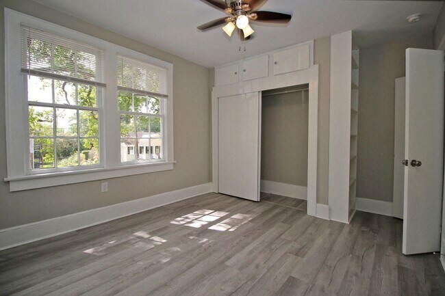 Building Photo - Spacious Student Home in Melrose Heights –...