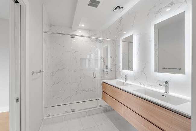 Building Photo - 51 Silver St