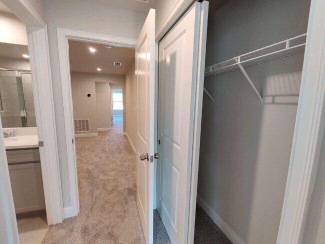 Building Photo - Beautiful 3-Bedroom Townhome in Gated Avea Pointe