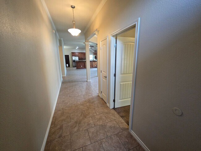 Building Photo - College Station - Large 4 bedrooms / 2.5 baths with garage and fenced yard!!