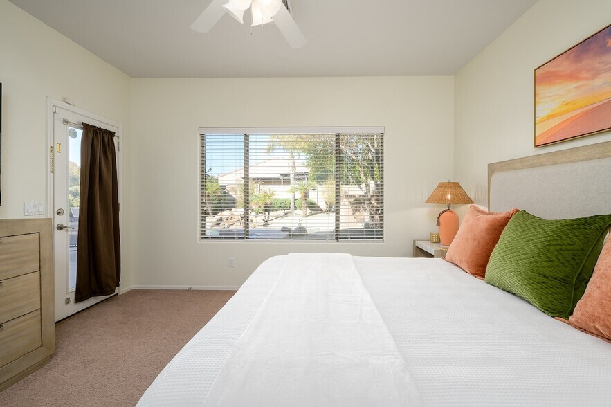 Building Photo - 5538 W Andrea Dr